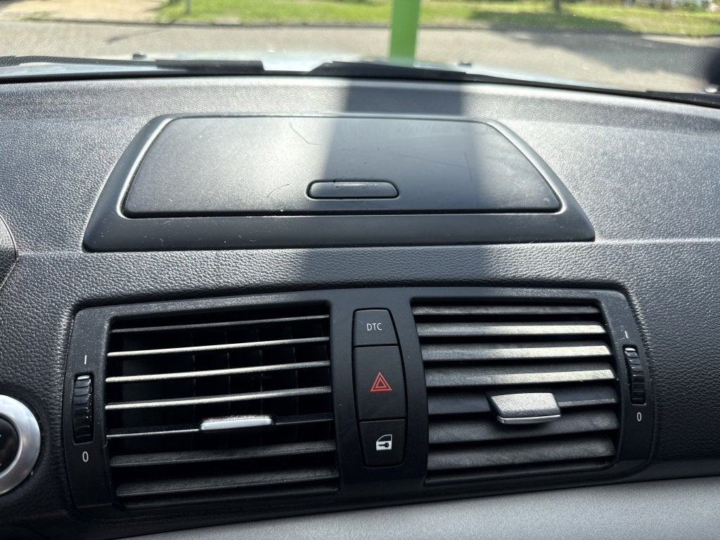Foto 25 van BMW 1-serie 116i airco 6 versn navigatie 174dkm (bj 2009)