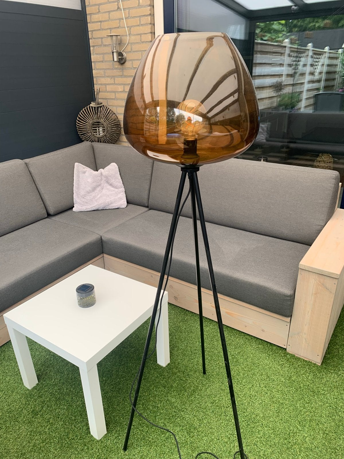 Moderne vloerlamp met amberkleurige glazen kap, Huis en Inrichting, Lampen | Vloerlampen, Ophalen, E27 (groot), 150 tot 200 cm