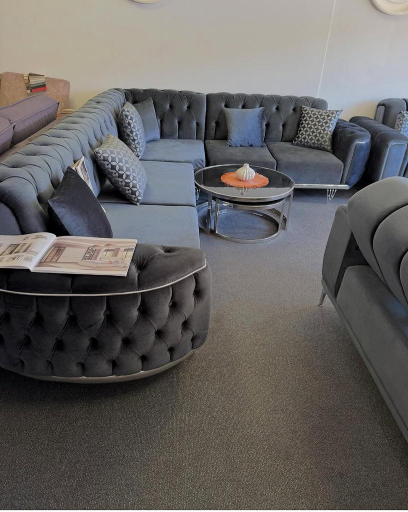 Luxe Hoekbank - Grijs Velours met Chesterfield Stijl, Huis en Inrichting, Banken | Bankstellen, 250 tot 300 cm, ., Hoekbank, Zo goed als nieuw
