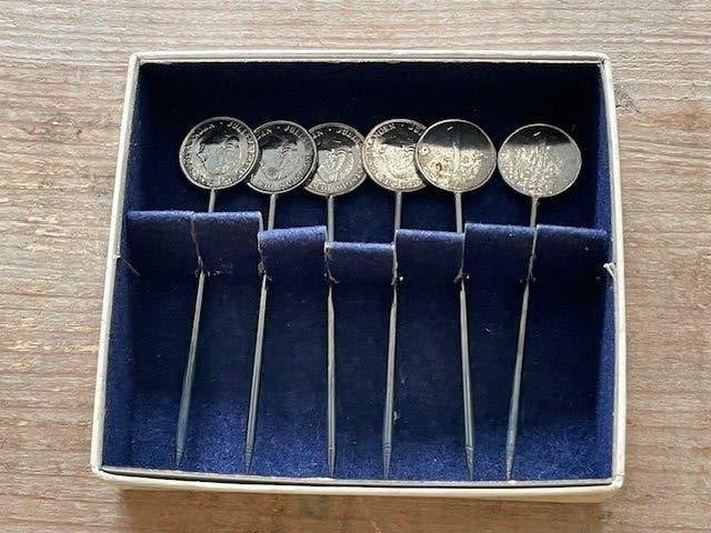 6 x vintage cocktailprikkers. Verzilverde cent juliana 1955., Antiek en Kunst, Antiek | Bestek, Ophalen