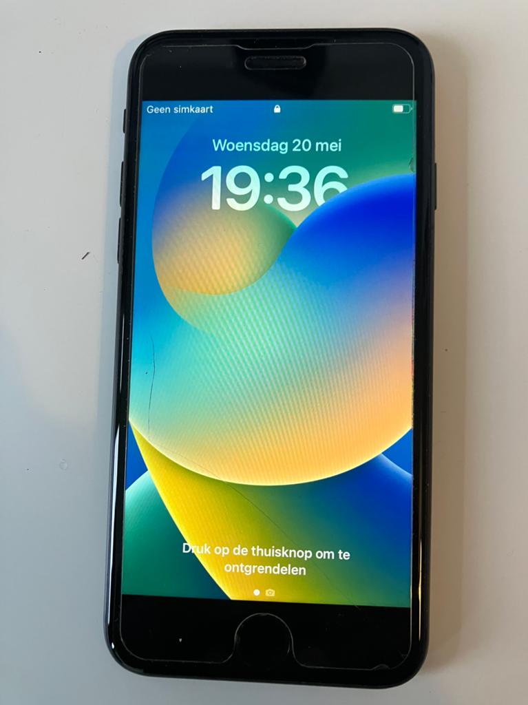 Iphone 8 met hoesje, doosje en oplader, 64 gb, Ophalen, Gebruikt, Zwart, 77 %