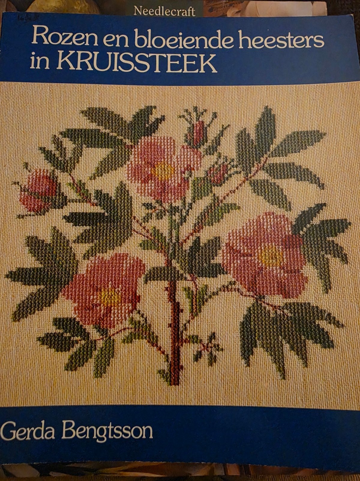 Rozen en bloeiende heesters in kruissteek - Gerda Bengtsson, Ophalen of Verzenden, Gebruikt, Handborduren, Patroon