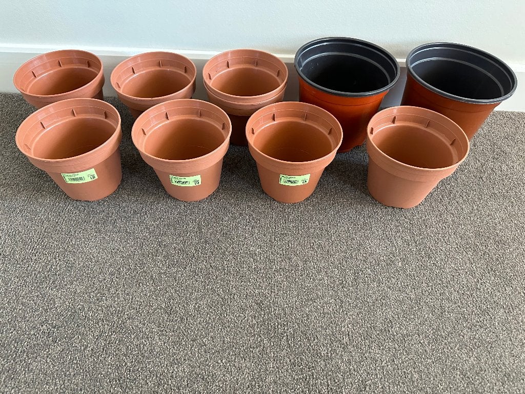 Foto 5 van NEGEN GLOEDNIEUWE Bloempotten; NIET gebruikt.
