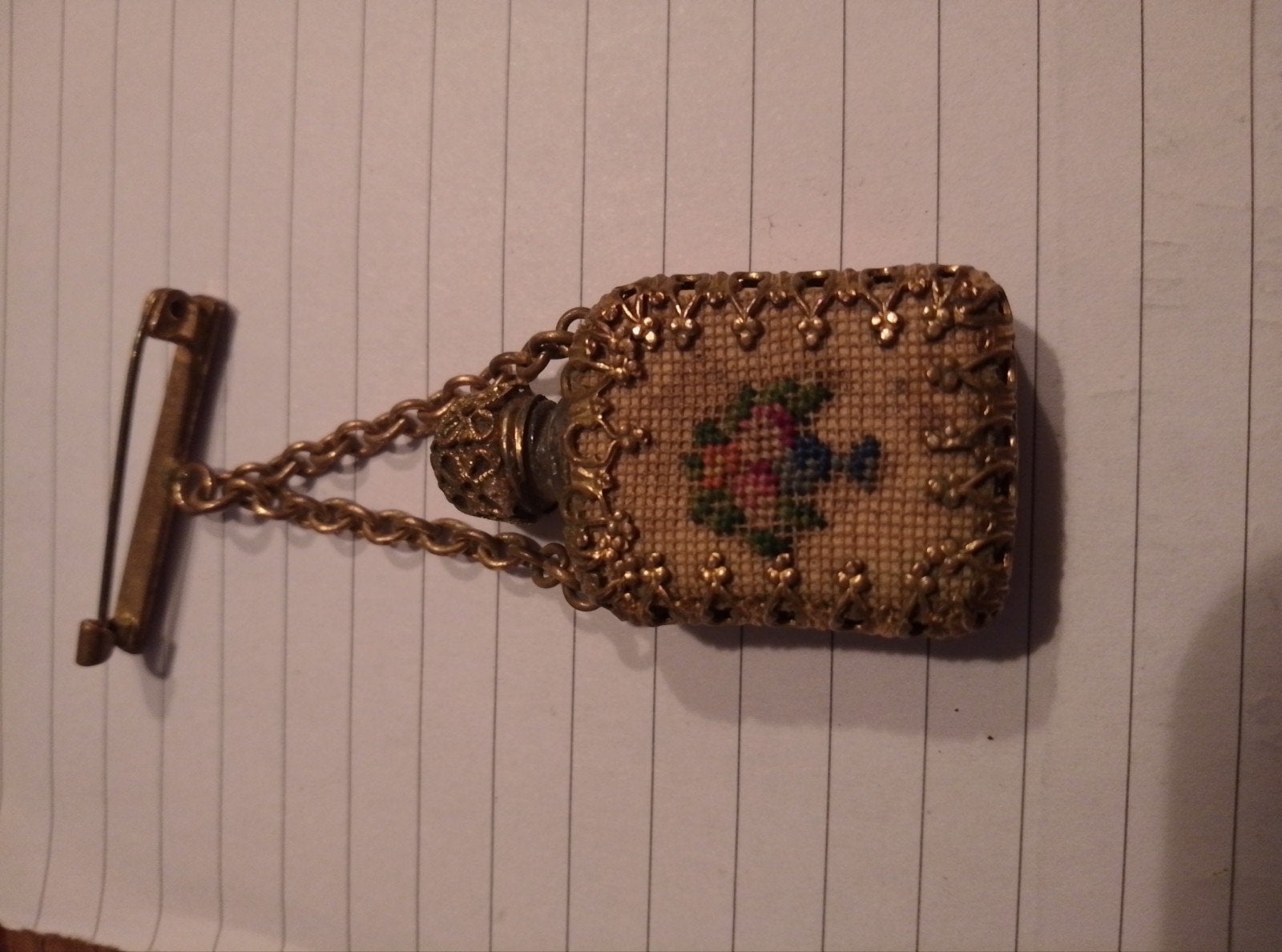 Antieke parfumflesje broche met borduurwerk, Antiek en Kunst, Ophalen of Verzenden