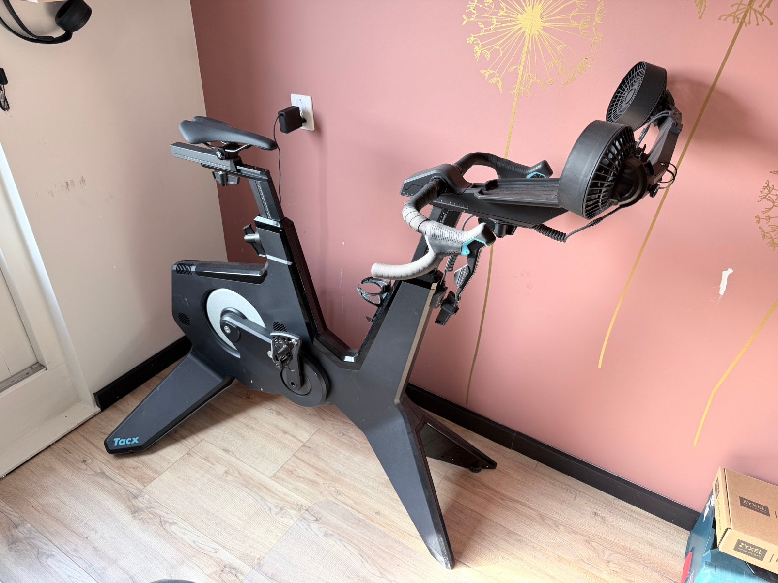 Tacx Neo Bike Smart Trainer - nieuwstaat!!, Ophalen, Zo goed als nieuw, Metaal, Benen