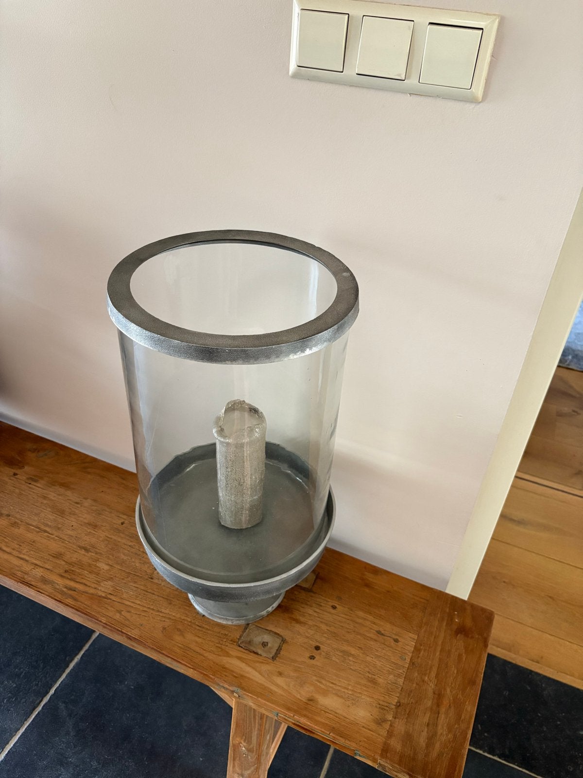 Stijlvolle Windlicht met Glazen Cilinder en Metalen Basis, Huis en Inrichting, Woonaccessoires | Kandelaars en Kaarsen, Ophalen