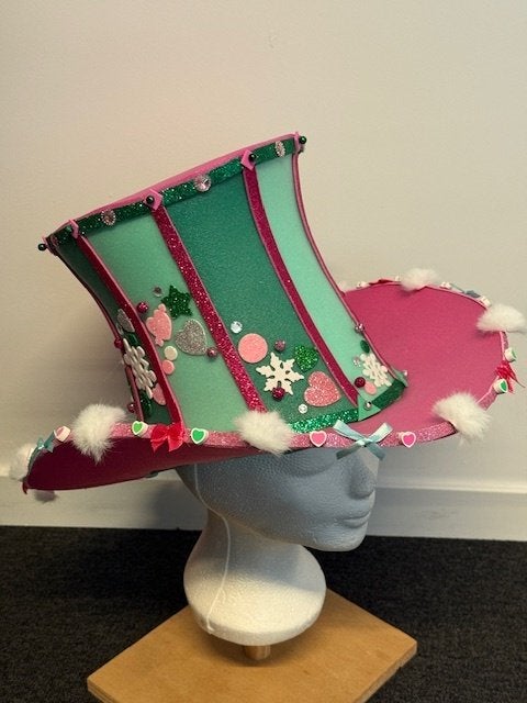 Hoge hoed foam roze/groen, Kleding | Dames, Carnaval, Nieuw, Ophalen of Verzenden, Accessoires