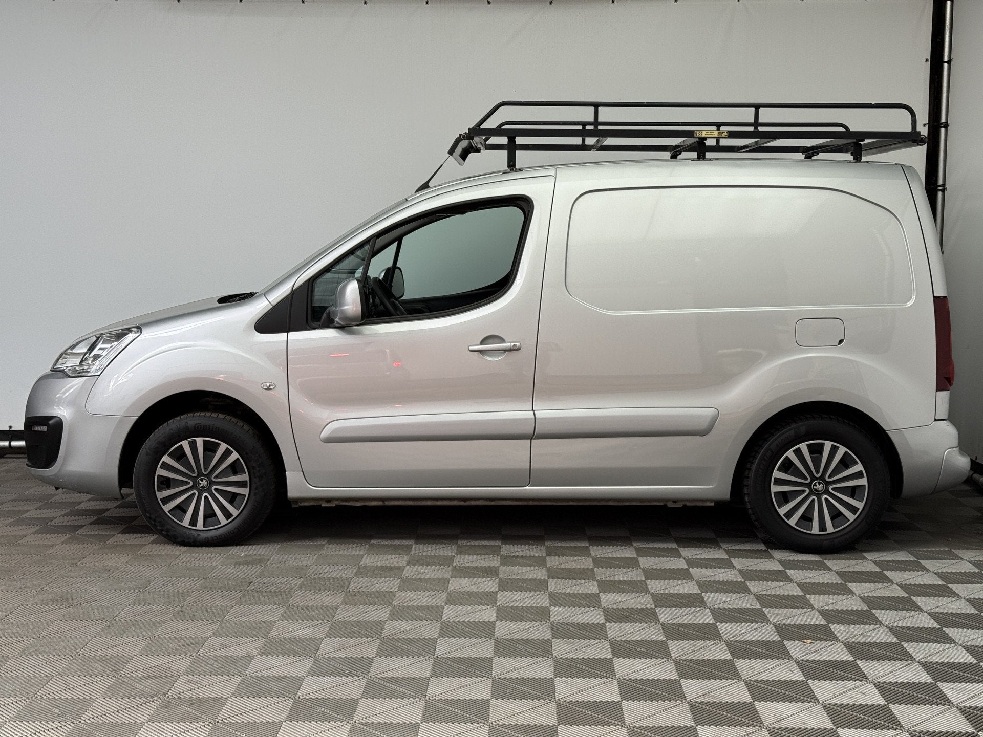 Peugeot Partner 120 1.6 BlueHDi 75 L1 Premium Pack Euro 6, Auto's, Voorwielaandrijving, Stof, Gebruikt, 4 cilinders