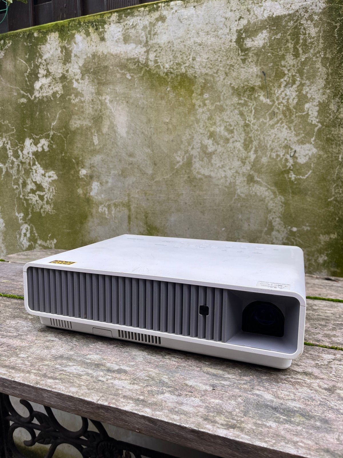 Casio 1080p Full HD DLP Beamer met scherm en kabels, Audio, Tv en Foto, Ophalen, Zo goed als nieuw, DLP, Full HD (1080)