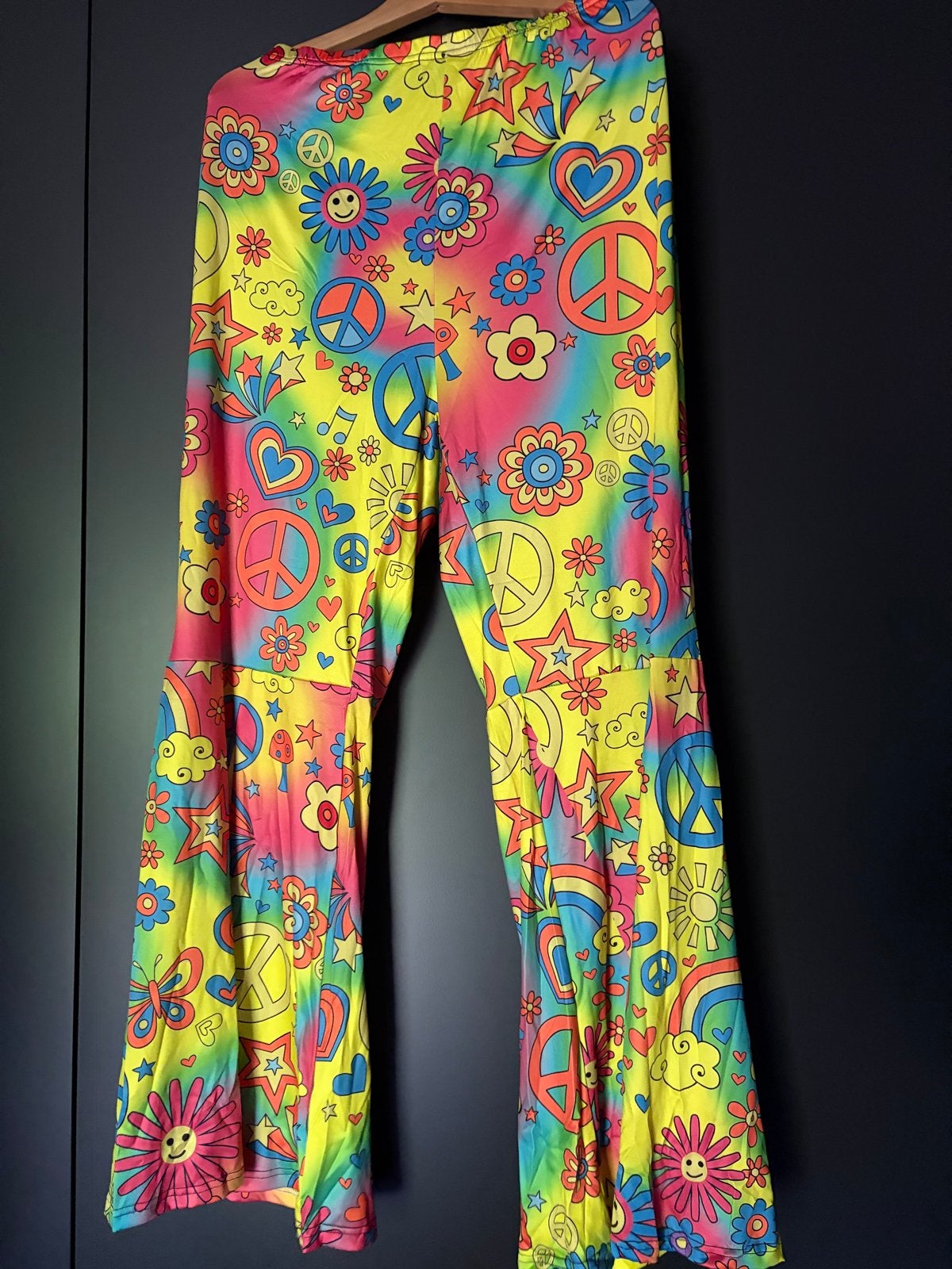Hippie kostuum set: broek en shirt met vrolijke print, Kleding | Dames, Carnaval, Maat 46/48 (XL) of groter, Ophalen of Verzenden