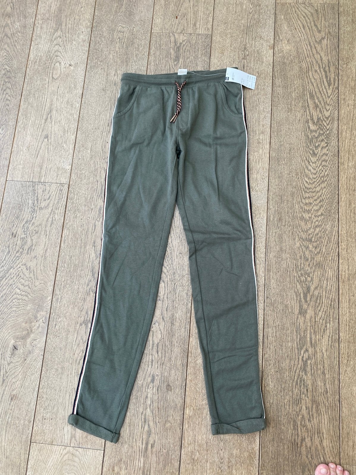 Nieuw joggingbroek hema grijsgroen met streep 158-164, Broek, Meisje, Nieuw, Ophalen of Verzenden