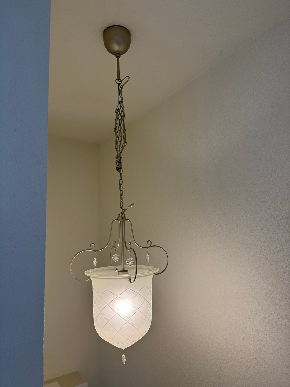Elegante hanglamp met matglazen kap en metalen frame, Ophalen, Zo goed als nieuw, Glas, E27 (groot)