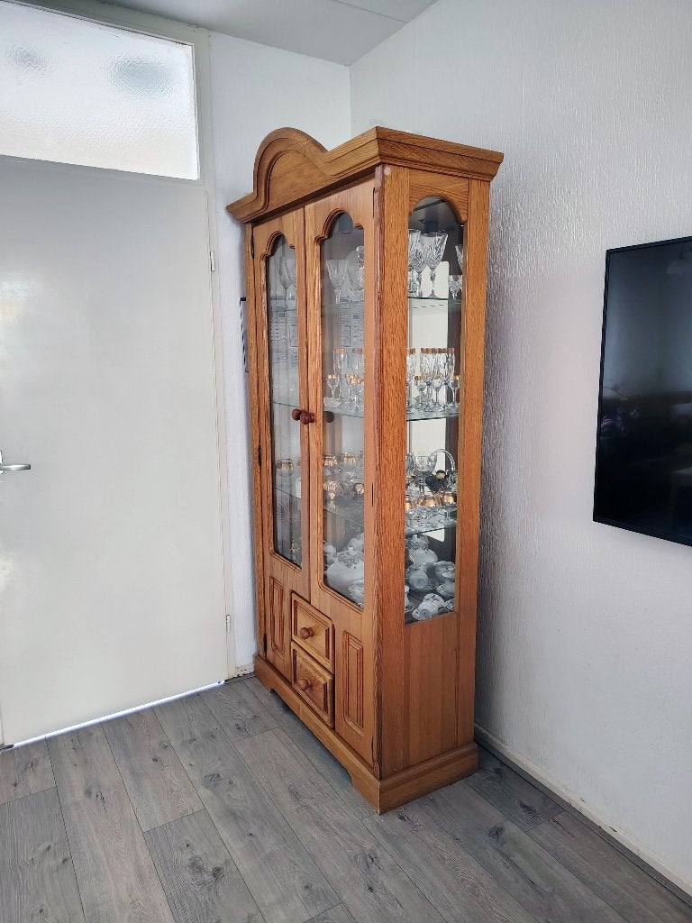 Hoge vitrinekast massief eiken met verlichting, Ophalen, Glas, Gebruikt, 25 tot 50 cm