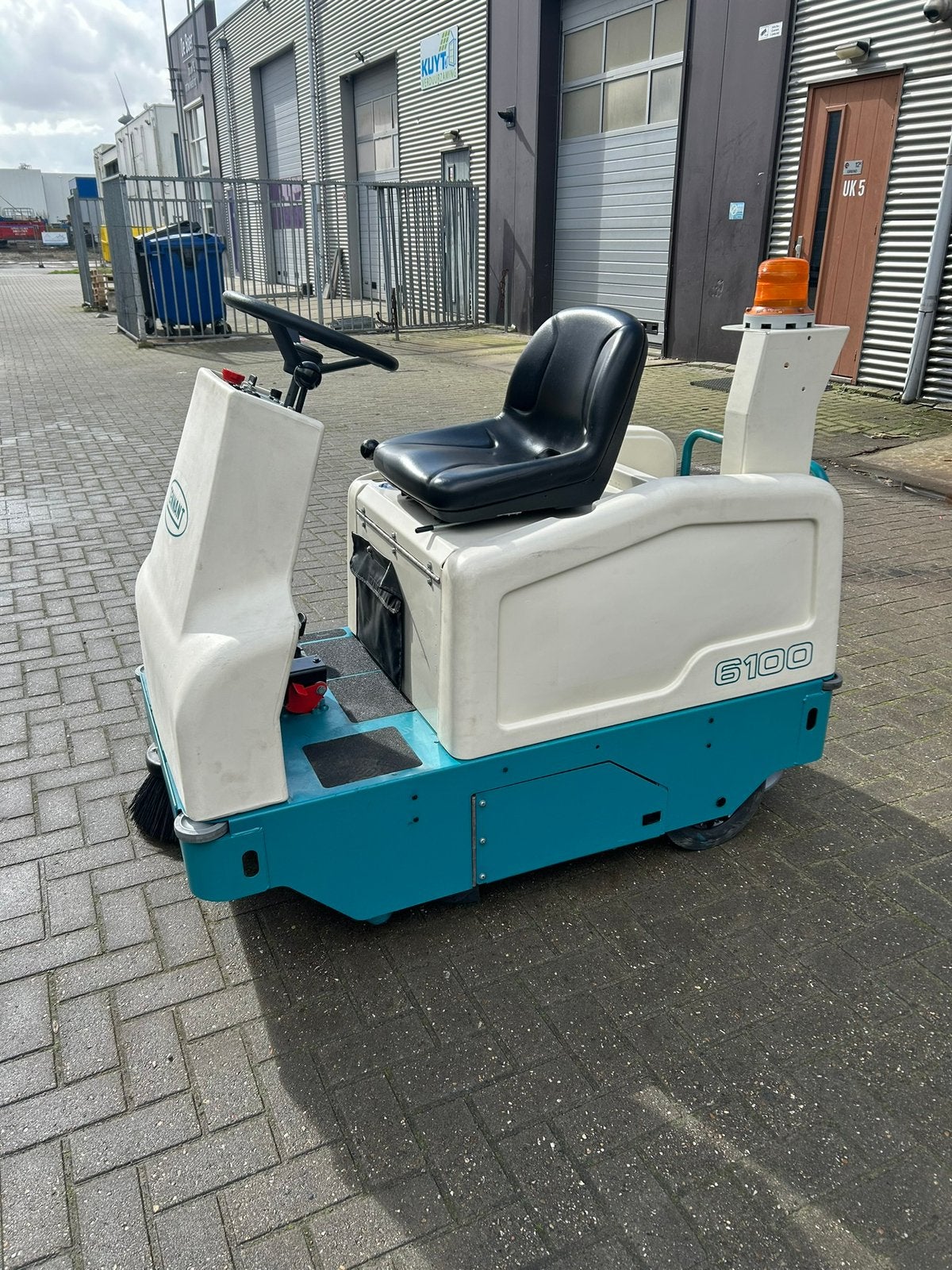 Foto 3 van Veegmachine Tennant 6100. Nieuwe accus