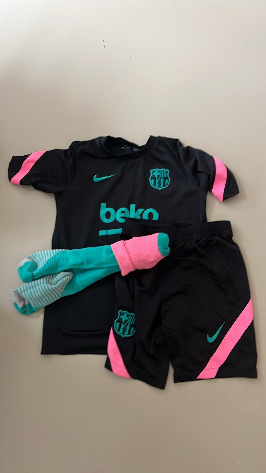 Tenue Barcelona compleet maat 147-155, Ophalen, Zo goed als nieuw, Jongen of Meisje, Sport- of Zwemkleding