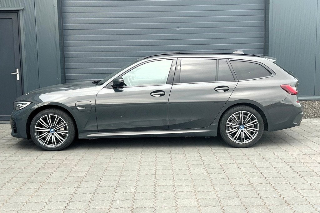 BMW 3 Serie Touring 330e xDrive 293pk M-Sport PANO M-STOELEN, 1998 cc, Huisgarantie, 4 cilinders, Vierwielaandrijving