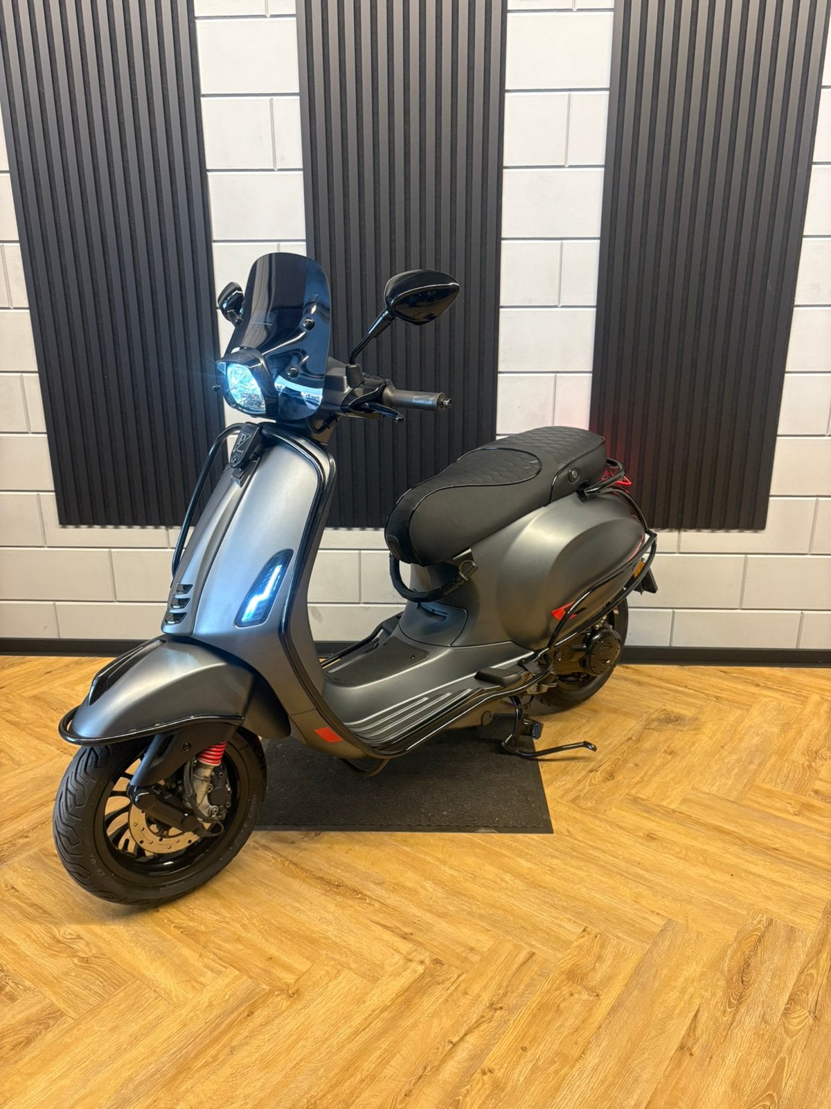 VESPA SPRINT 4T 3V BROM 2022 FULL OPTION MAT GRIJS, Fietsen en Brommers, Scooters | Vespa, Overige modellen, Maximaal 45 km/u