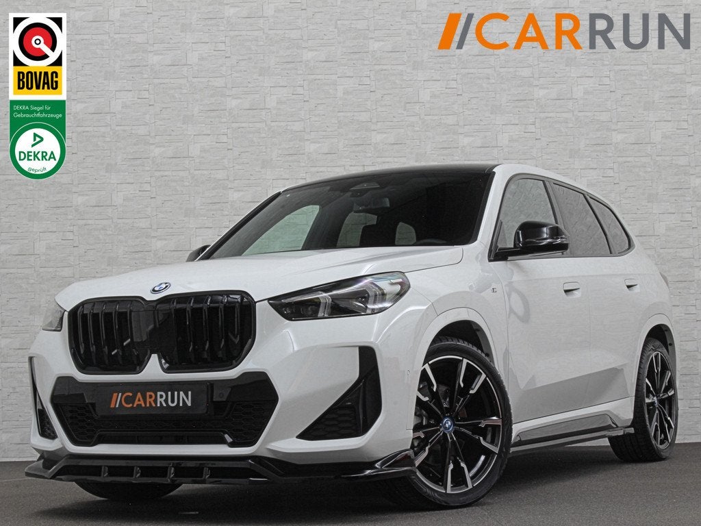 BMW iX1 30 313pk X-Drive M-Sport Performance | Adaptief Led, Gebruikt, Zwart, 24 min, Wit