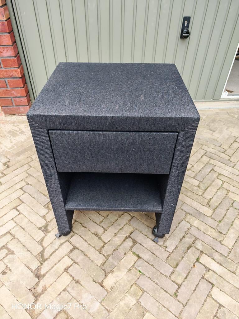 Donkergrijze nachtkastje/bijzettafel met lade en wieltjes, Huis en Inrichting, Overige materialen, Gebruikt, 45 tot 65 cm, 55 tot 70 cm