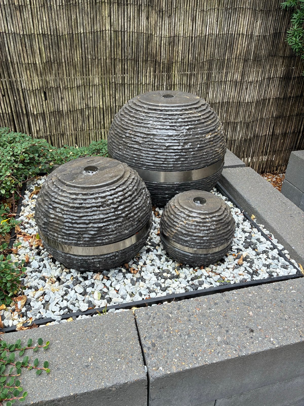 Set van 3 decoratieve water bollen inclusief waterbak., Tuin en Terras, Tuinbeelden, Ophalen, Gebruikt, Overige materialen, Abstract beeld