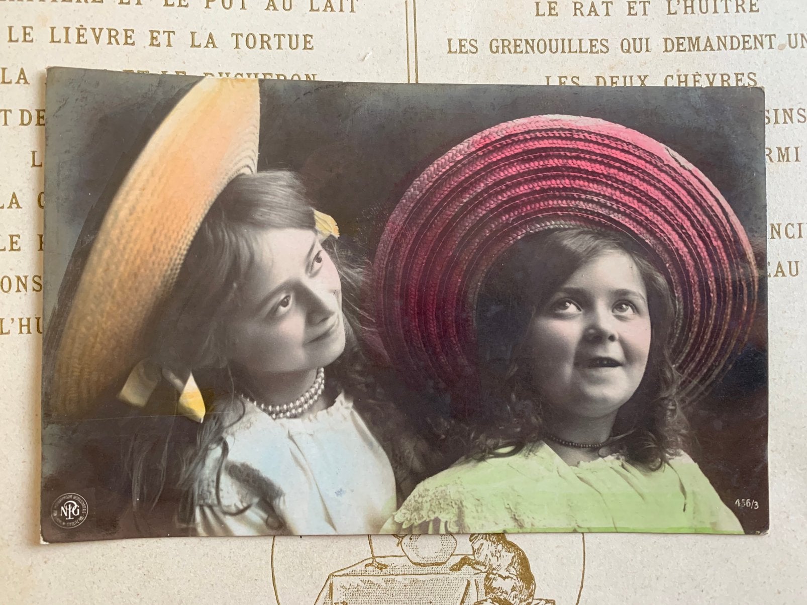 Twee meisjes met rieten hoed (LE), Ophalen of Verzenden, Voor 1920, Gelopen, Kinderen