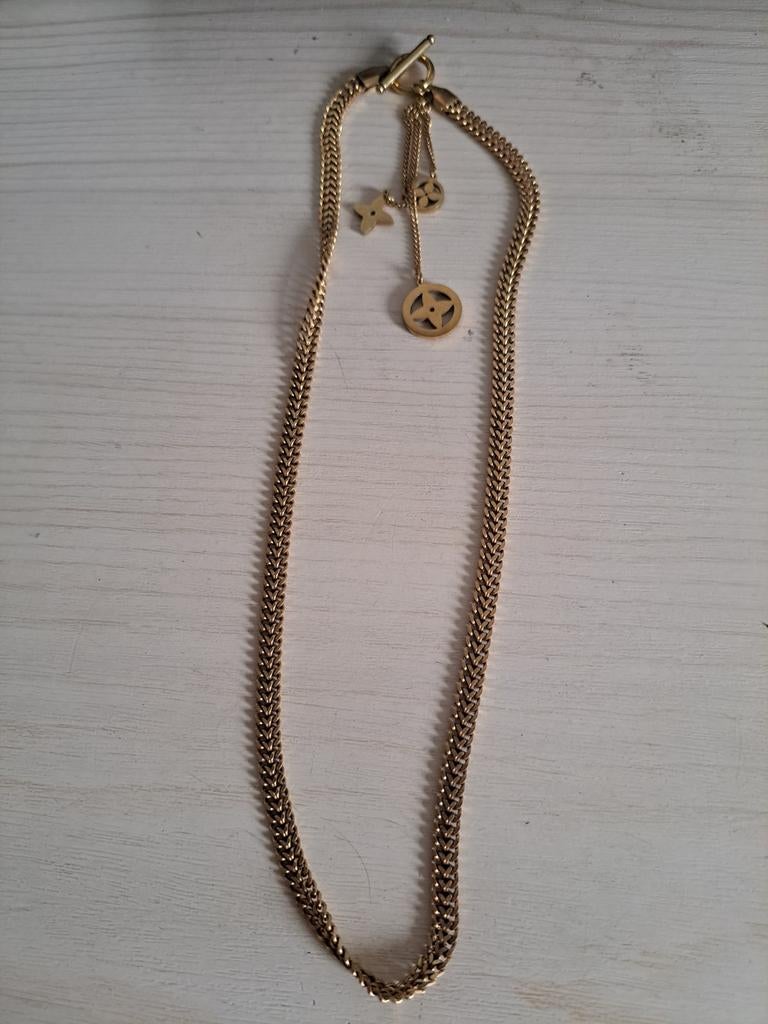 Goudkleurige ketting met Louis Vuitton-achtige bedels, Gebruikt, Ophalen of Verzenden, Goud, Overige materialen