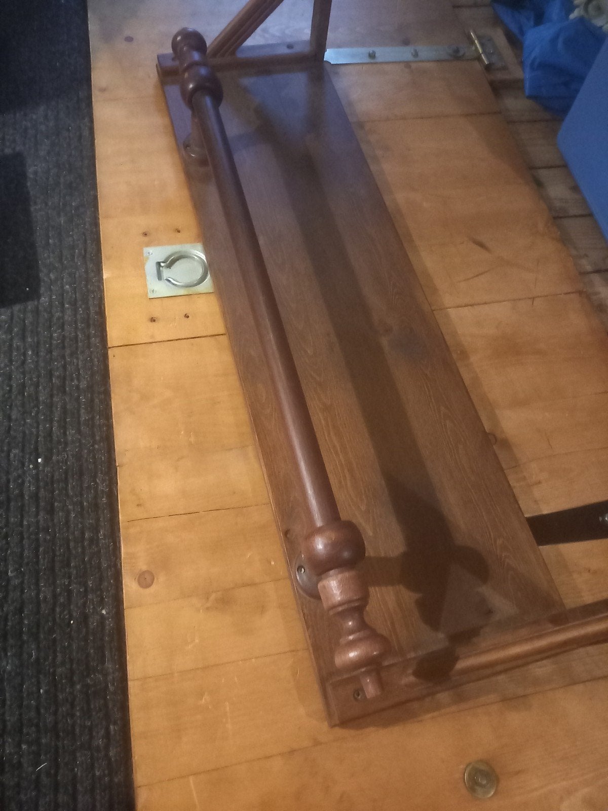 Houten wandkapstok met sierlijke details, Ophalen of Verzenden, Gebruikt, Hout, Wandkapstok