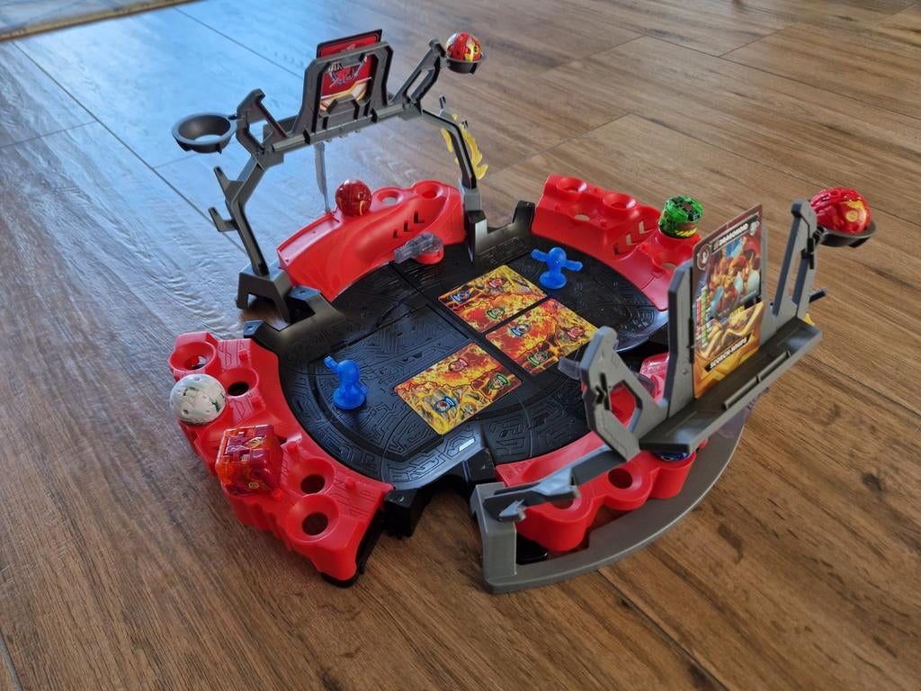 Bakugan Battle Arena met 5 Bakugans en extra kaarten, Ophalen of Verzenden, Gebruikt, Jongen of Meisje