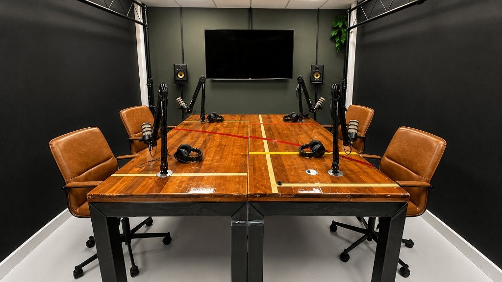 Unieke industriële designtafels van originele gymzaalvloer, Ophalen, Gebruikt, Overige materialen, 50 tot 100 cm