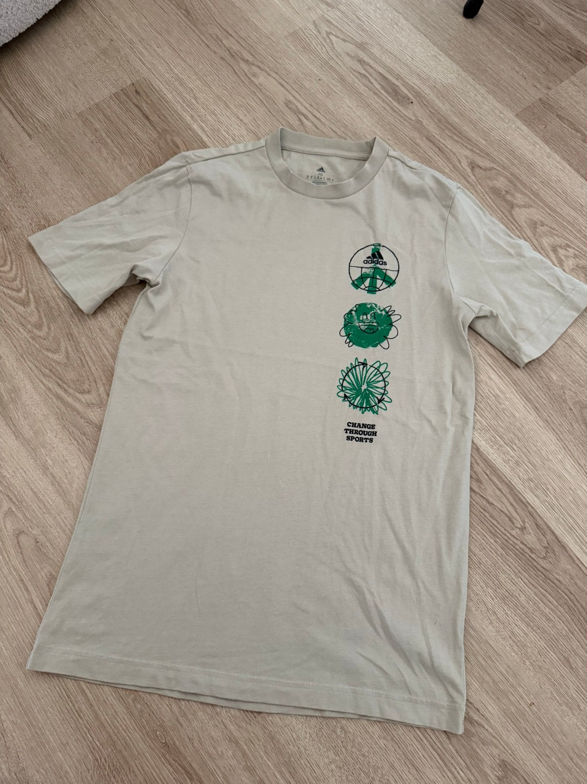 Beige met groen adidas t-shirt maat xs 34 unisex, Beige, Nieuw, Ophalen of Verzenden, Korte mouw