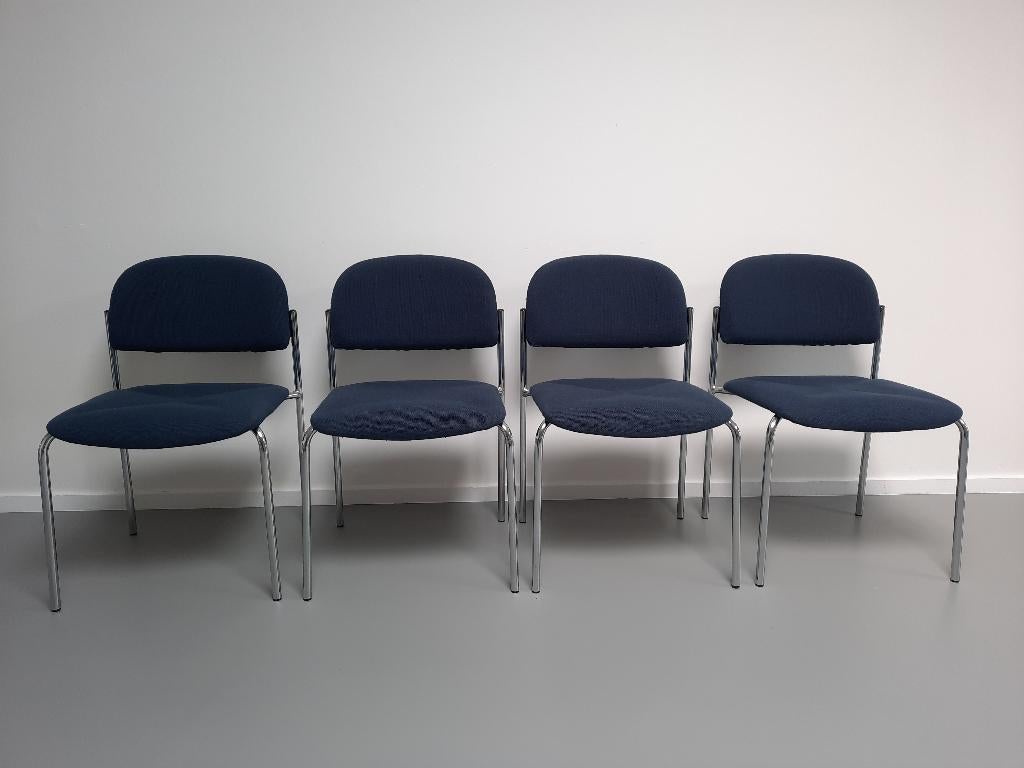 4 blauw gestoffeerde stapelbare stoelen, Interstuhl 2752, Huis en Inrichting, Stoelen, Gebruikt, Vier, Hout, Metaal, Stof, Blauw
