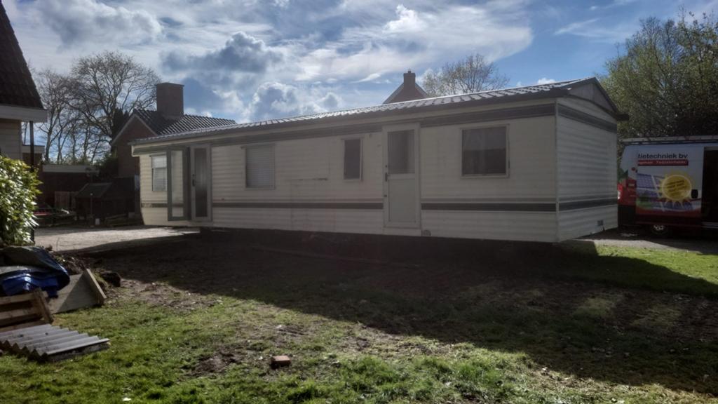 Geïsoleerde stacaravan met 3 slaapkamers en aanbouw, Ophalen, Voor, Deur
