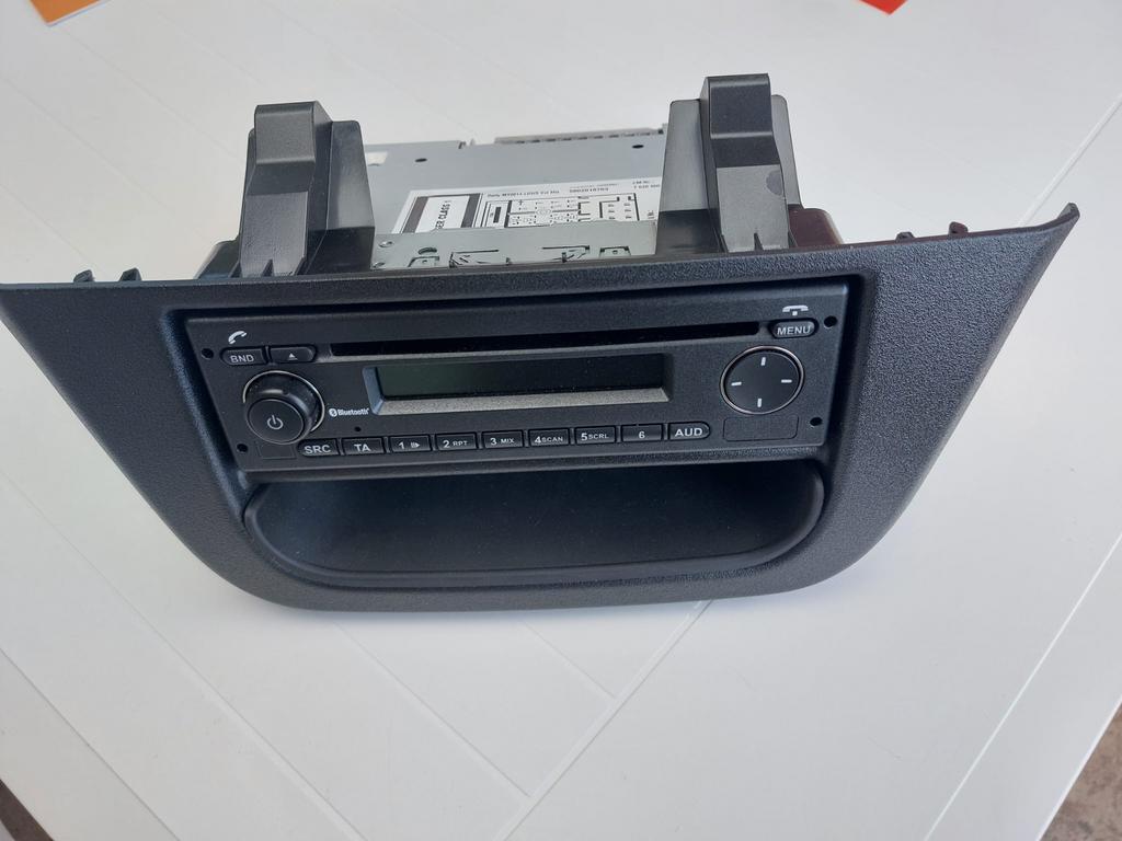 Originele IVECO Radio 12 Volt voor Daily NIEUW, Auto diversen, Autoradio's, Ophalen of Verzenden, Nieuw
