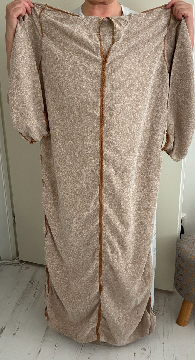 Beige jeleba met gouden accenten, Kleding | Dames, Jurken, Beige, Gedragen, Onder de knie, Ophalen