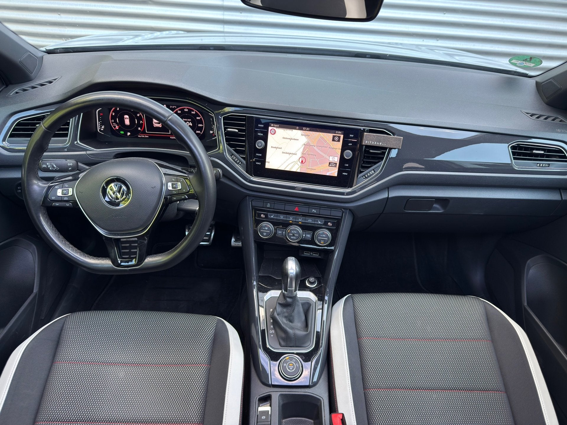 Volkswagen T-ROC 2.0 TSI 4Motion Sport l Pano l Virtual l Wi, Auto's, Automaat, 15 km/l, Gebruikt, 1984 cc