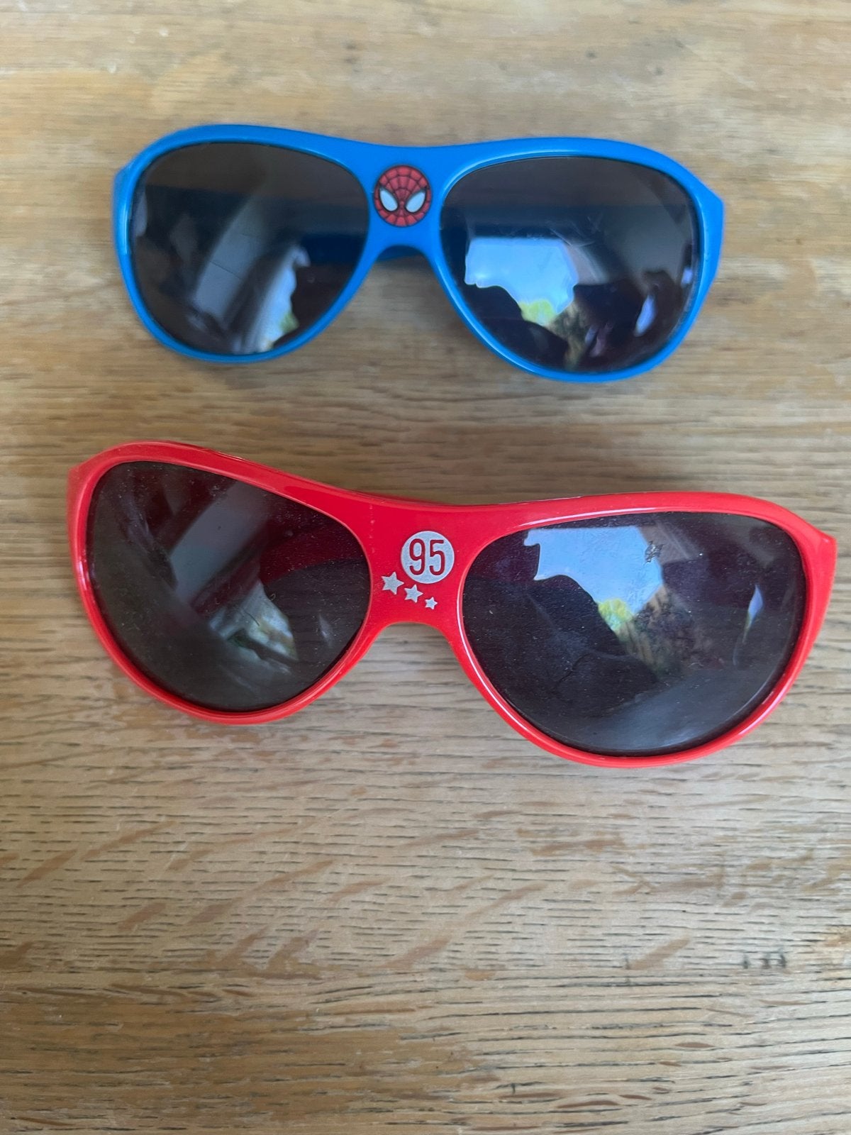 2 kinderzonnebrillen: Spiderman & Cars, Sieraden, Tassen en Uiterlijk, Kindersieraden, Ophalen, Gebruikt, Blauw, Overige typen