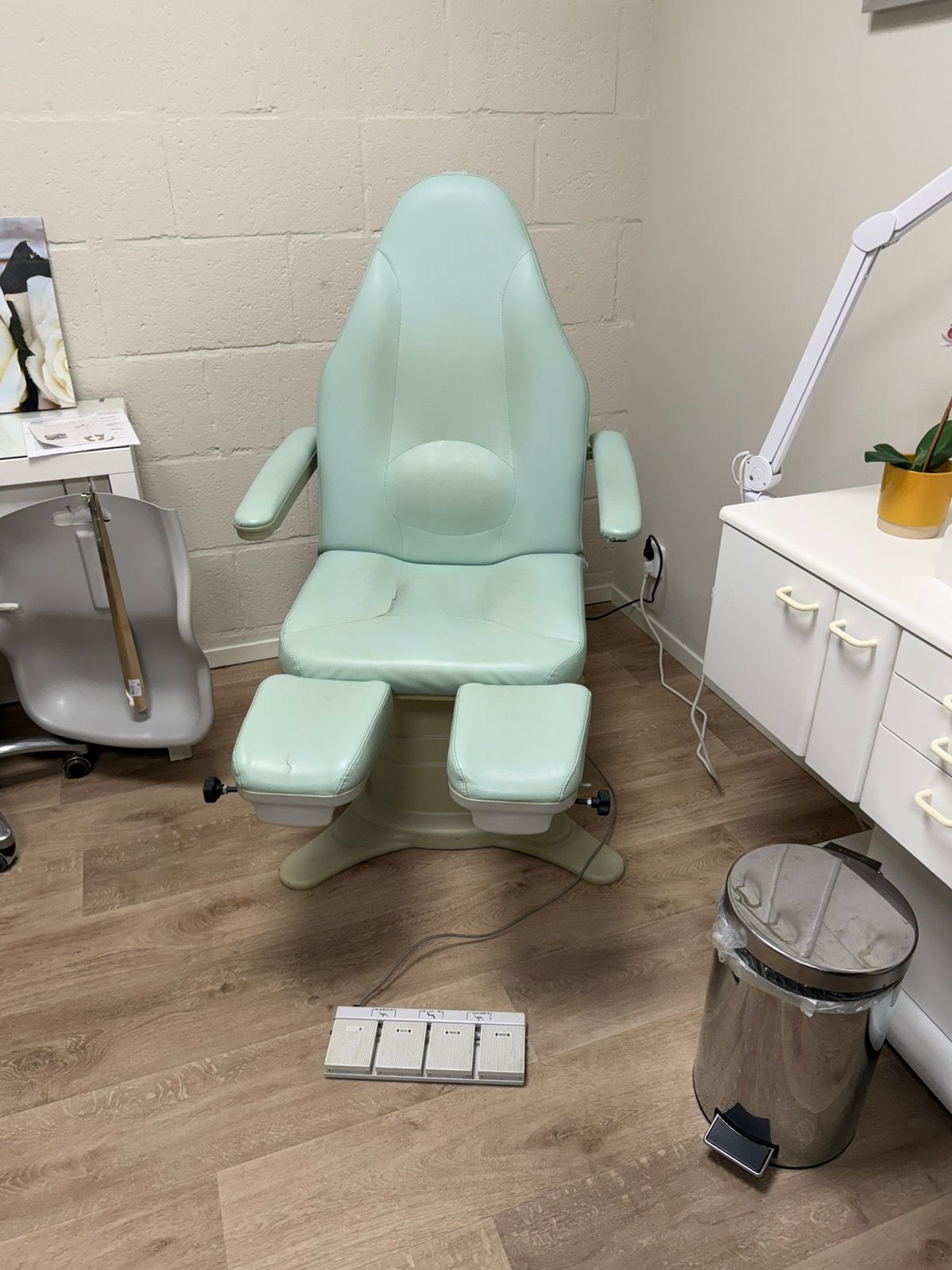 goed werkende pedicure behandelstoel, Ophalen, Zo goed als nieuw, Massagestoel of Kussen