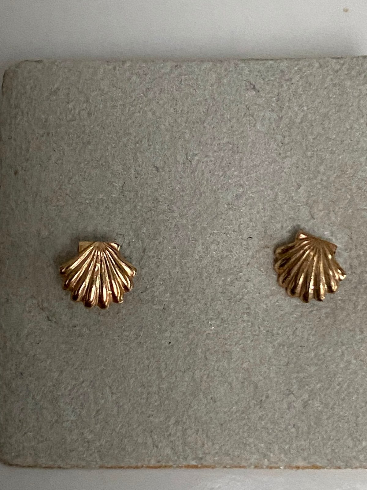 Geel gouden oorstekers schelp, Ophalen of Verzenden, Goud, Oorbellen