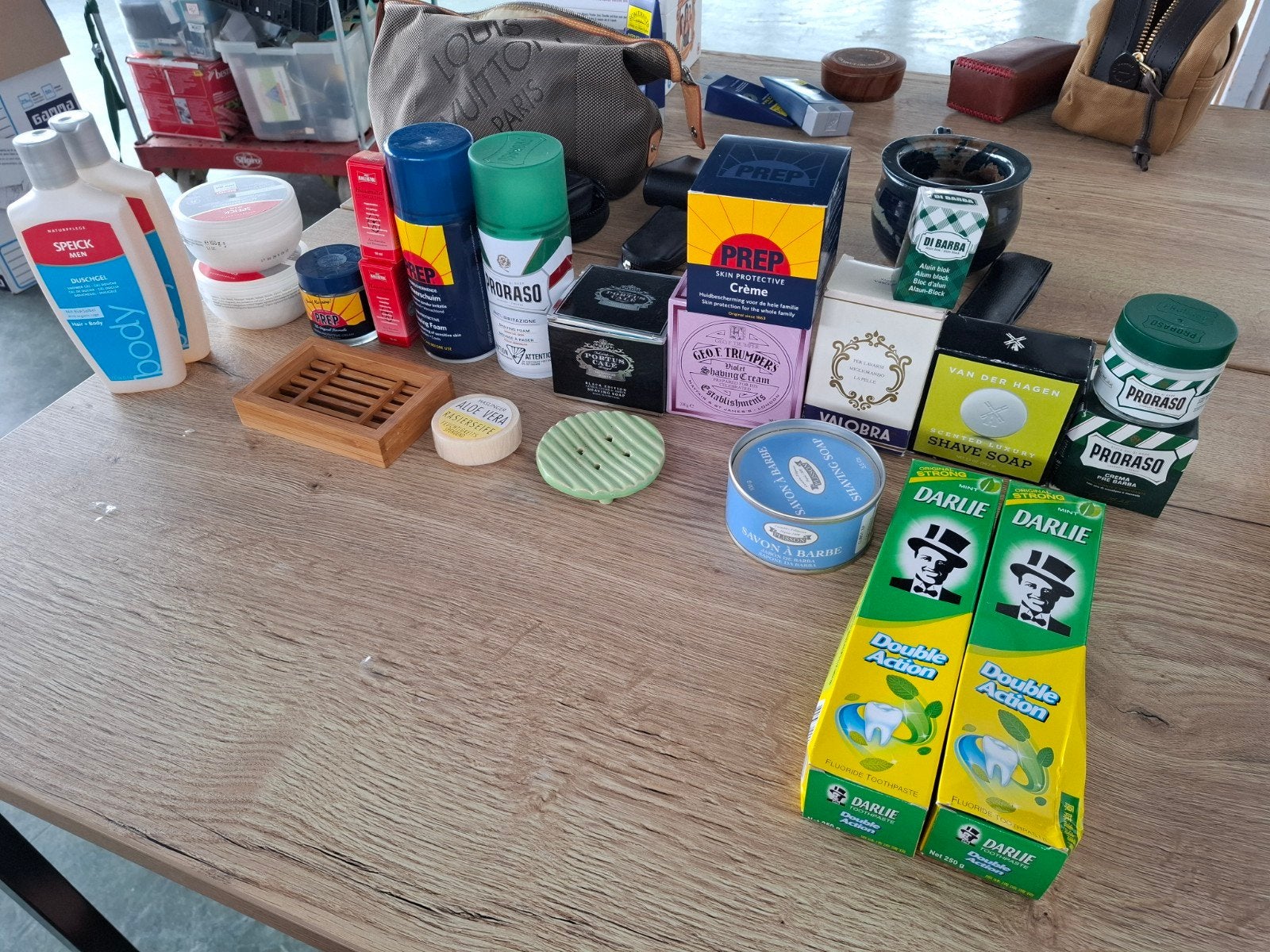 Diverse scheer- en verzorgingsproducten, nieuw en zgan, Diverse fabrikanten zoals Proraso, Prep, Speick, Darlie, Contact via de officiële websites van de merken
