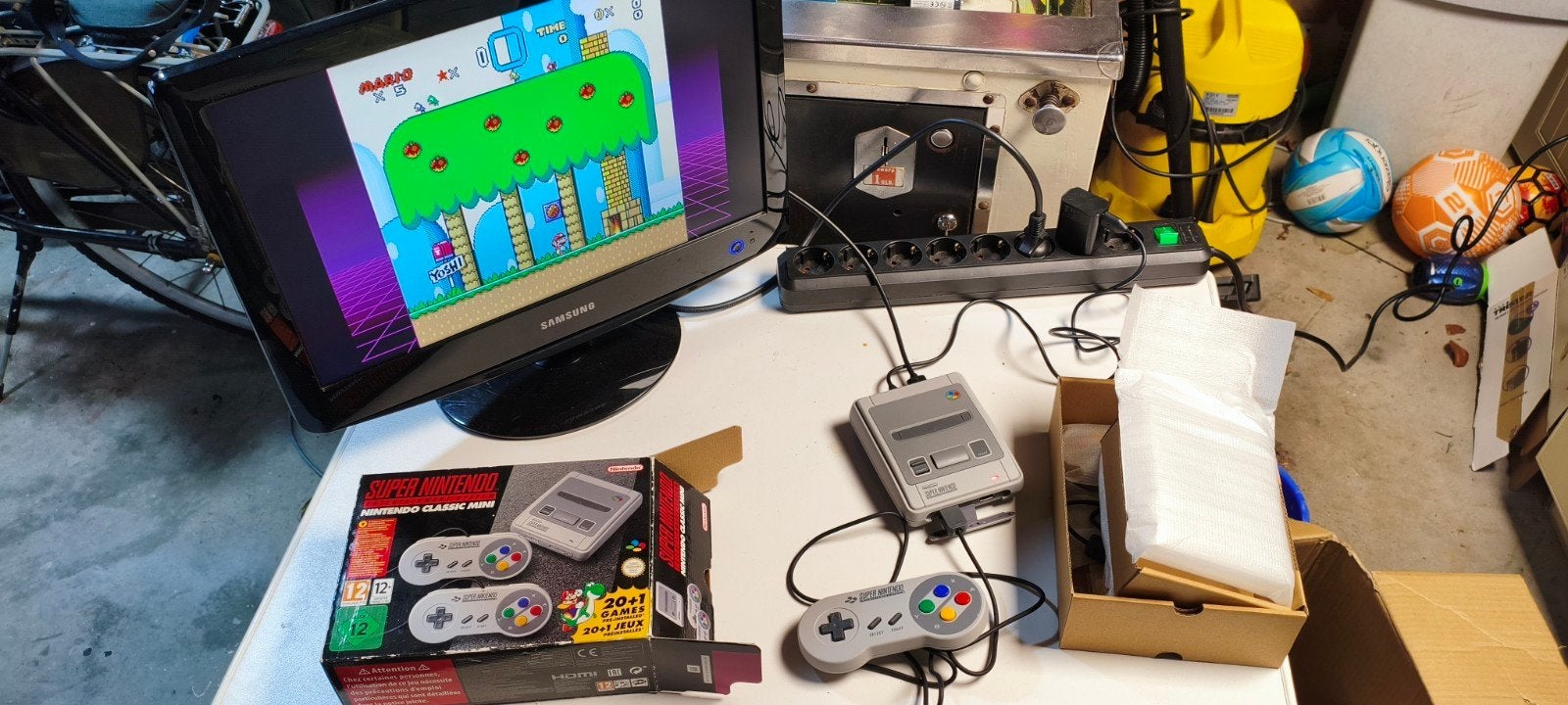 SNES Classic Mini met extra geïnstalleerde spellen, Ophalen of Verzenden, Zo goed als nieuw, Met 2 controllers, Met games