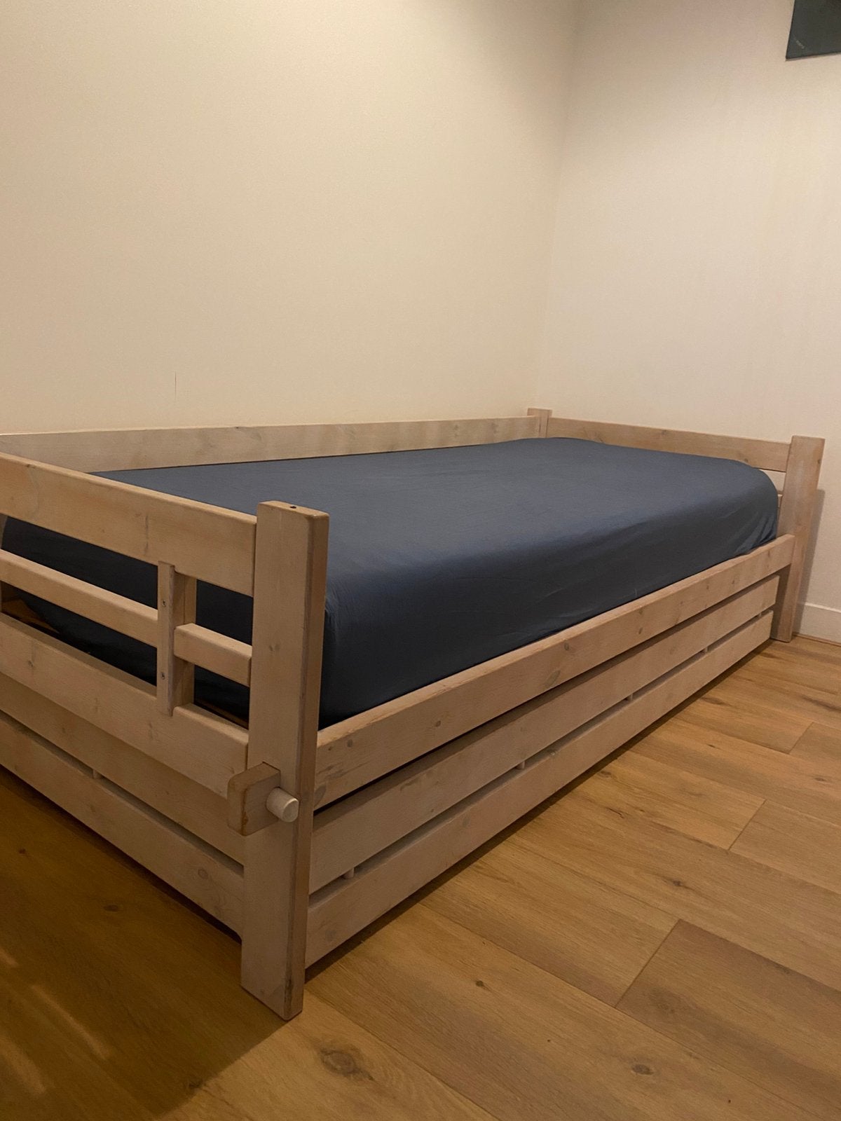 Grenen bed enkel 90x200/210 M-line en logeerlade white wash, Ophalen, 90 cm, Eenpersoons, Wit