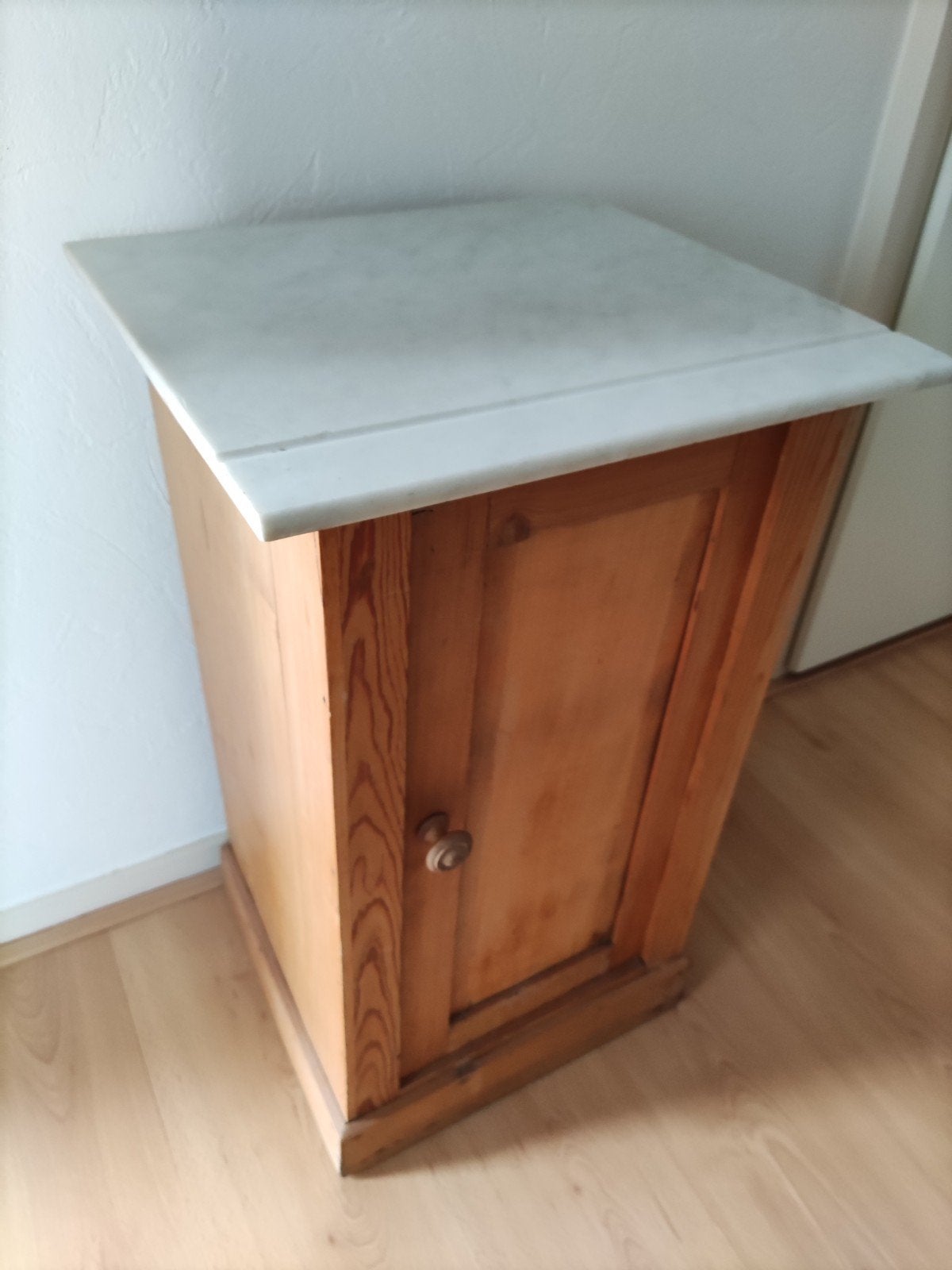 Nachtkastje met marmeren bovenkant, Ophalen, Minder dan 45 cm