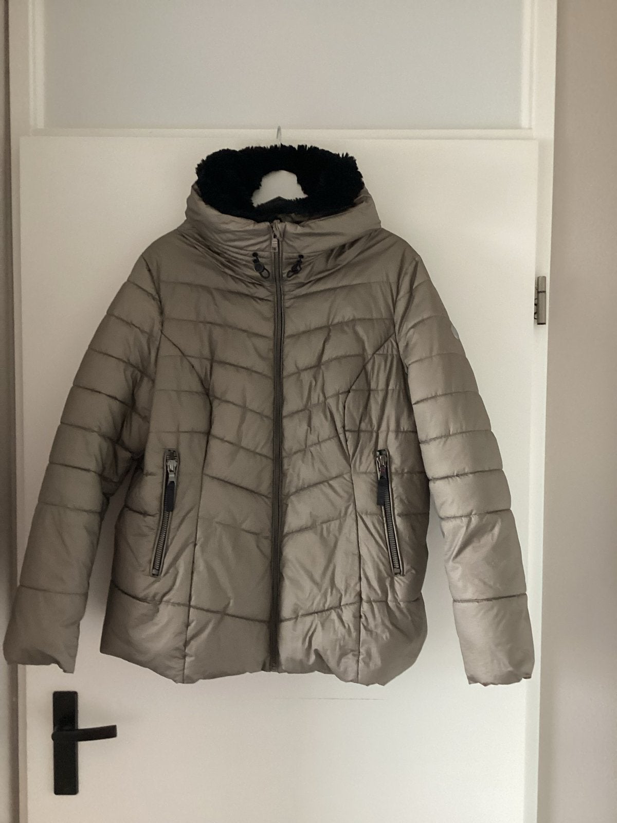 District winterjas maat 46/48 (XL) in taupe, Ophalen of Verzenden, Zo goed als nieuw, Maat 46/48 (XL) of groter, Overige kleuren