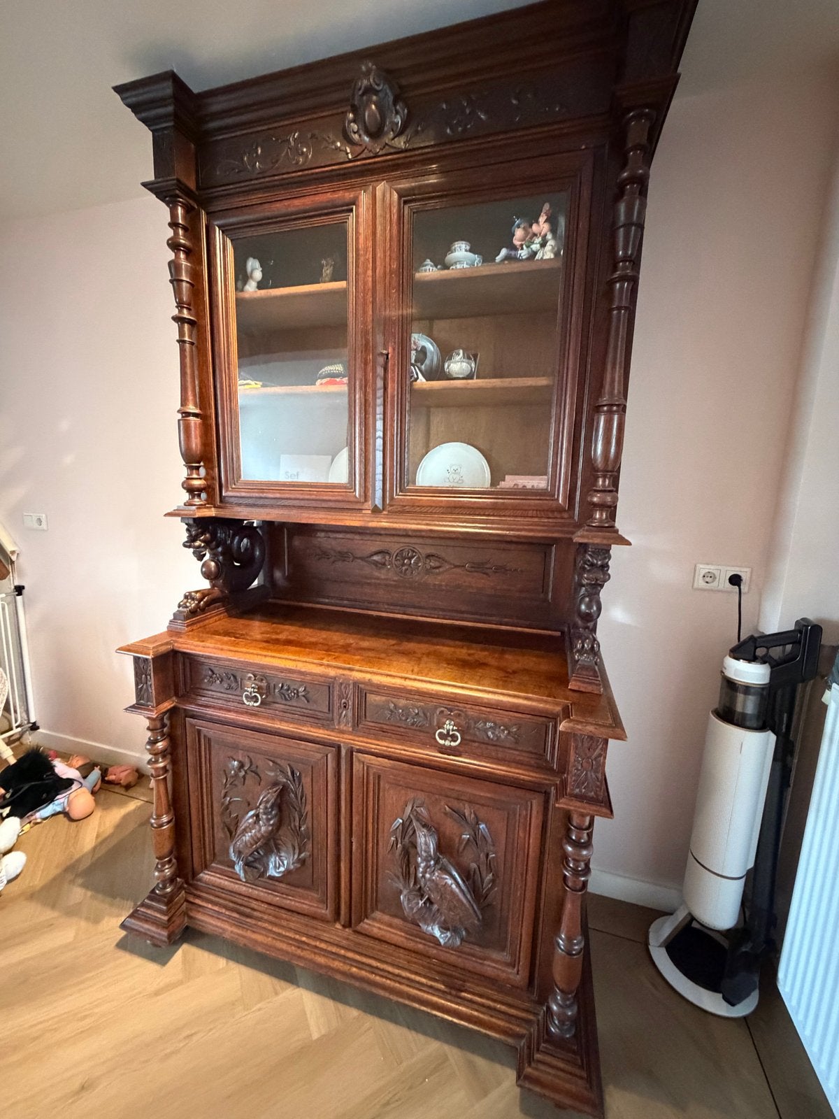 Antieke houten kast met glas en houtsnijwerk, Ophalen