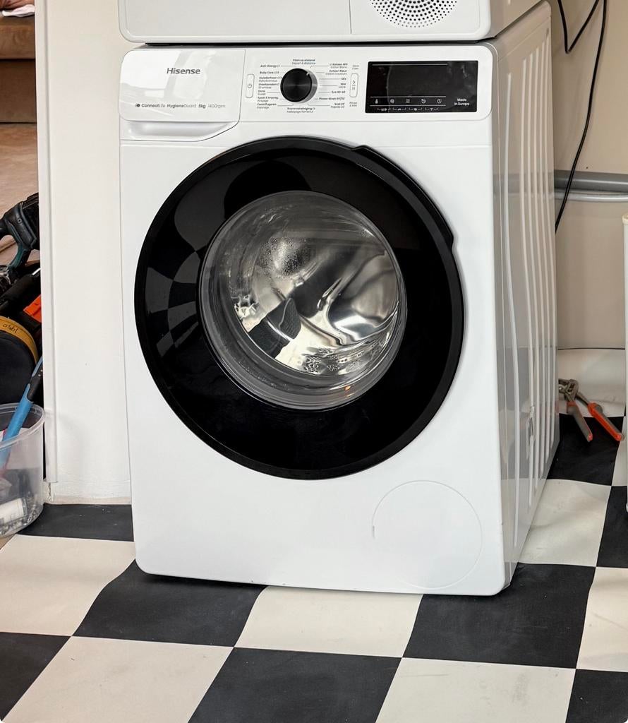 Gloednieuwe wasmachine Hisense, Ophalen, Zo goed als nieuw, 85 tot 90 cm, 1200 tot 1600 toeren