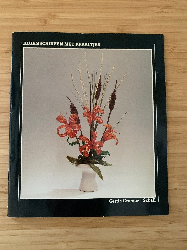 Bloemschikken met kraaltjes Gerda Cramer - Schell, Boeken, Ophalen of Verzenden, Gelezen, Overige onderwerpen