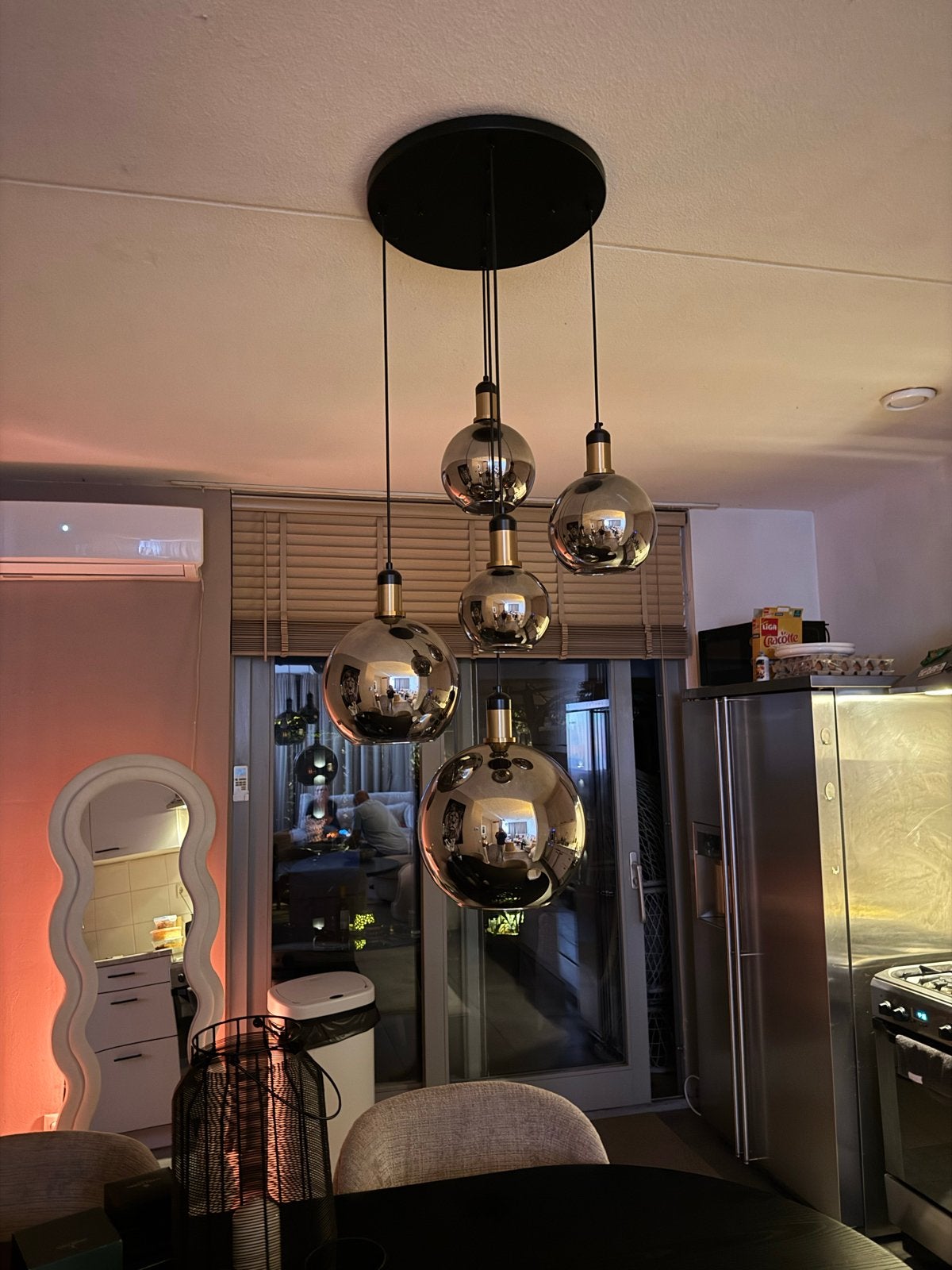 Moderne hanglamp met 5 rookglazen bollen, Huis en Inrichting, Ophalen of Verzenden, Zo goed als nieuw, Glas, E27 (groot)