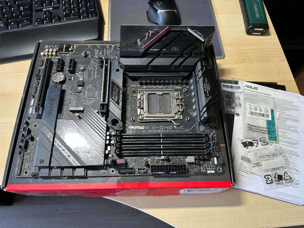 ASUS ROG Strix B650E-F Gaming WiFi (AM5) (Voor Onderdelen), Ophalen of Verzenden, ATX, Socket AM5, AMD