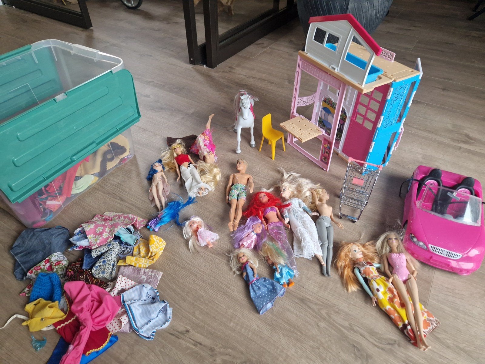 Grote Barbie set met huis, auto, poppen en kleding, Ophalen of Verzenden, Gebruikt, Barbie