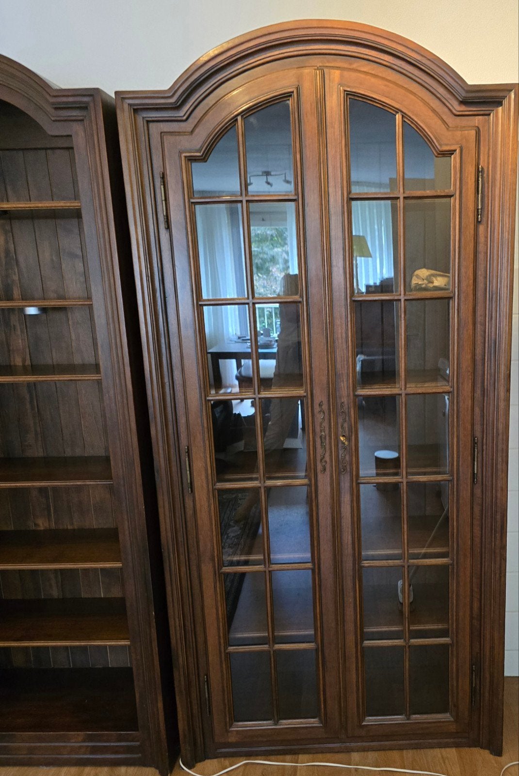 Massief Noten kast met glazen deuren., Ophalen